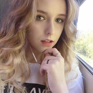 NinaWalton's avatar